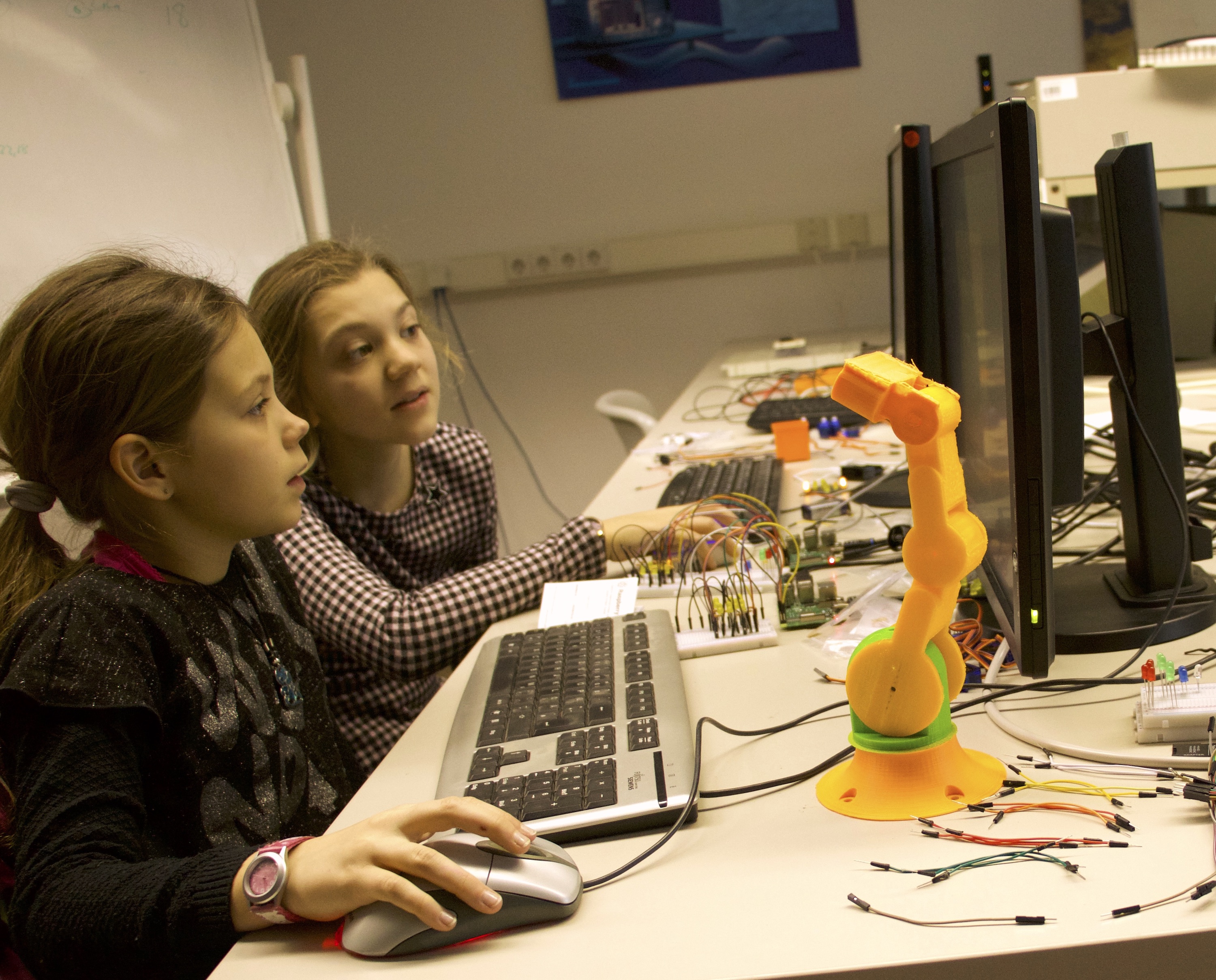 Mädchen und ein Roboter-Arm